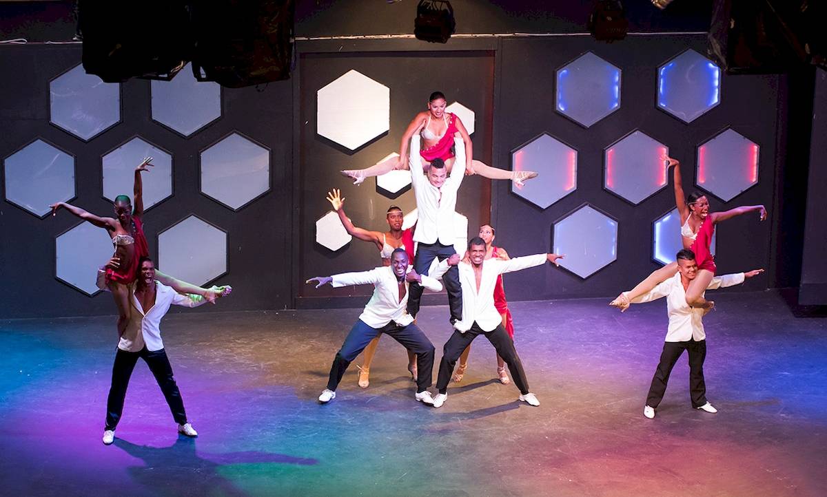 Tänzer führen eine Show im Novum Garden Side Hotel auf.