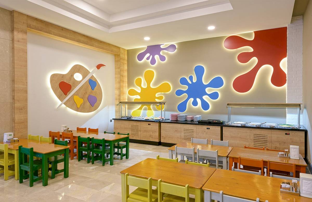 Farbig gestalteter Kinderbereich im Novum Garden Side Hotel mit bunten Möbeln und Wandgestaltung.