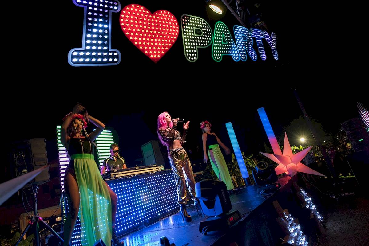 Veranstaltung im Novum Garden Side Hotel mit einer Band, die auf einer Bühne vor einer großen LED-Wand mit dem Text 'I love PARTY' spielt.