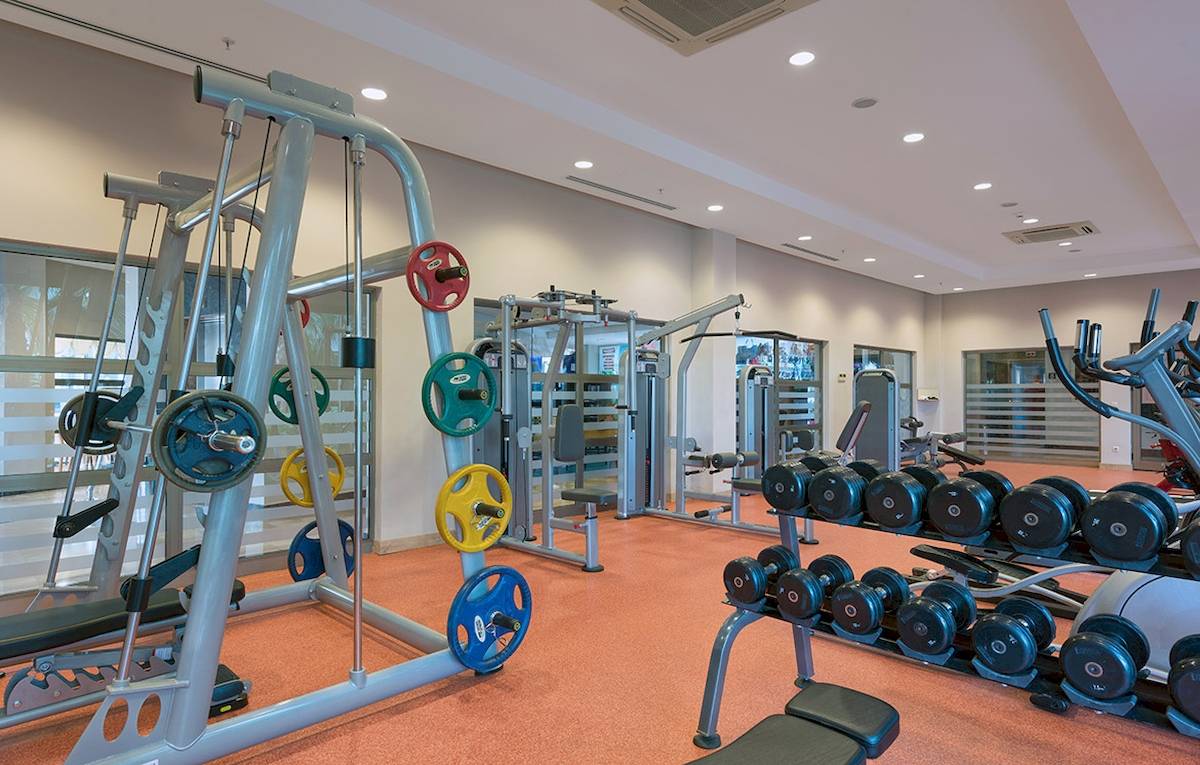 Fitnessbereich im Novum Garden Side Hotel mit verschiedenen Trainingsgeräten und Hanteln.