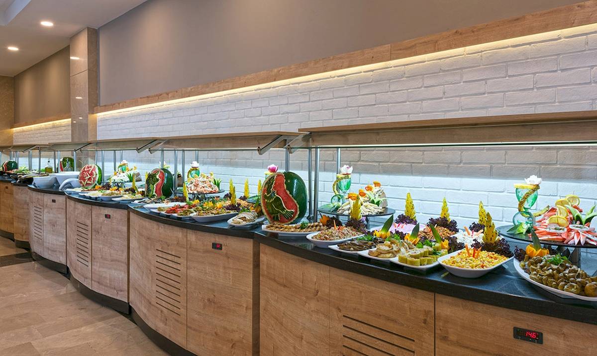 Buffetbereich im Novum Garden Side Hotel mit verschiedenen Speisen und Dekorationen.