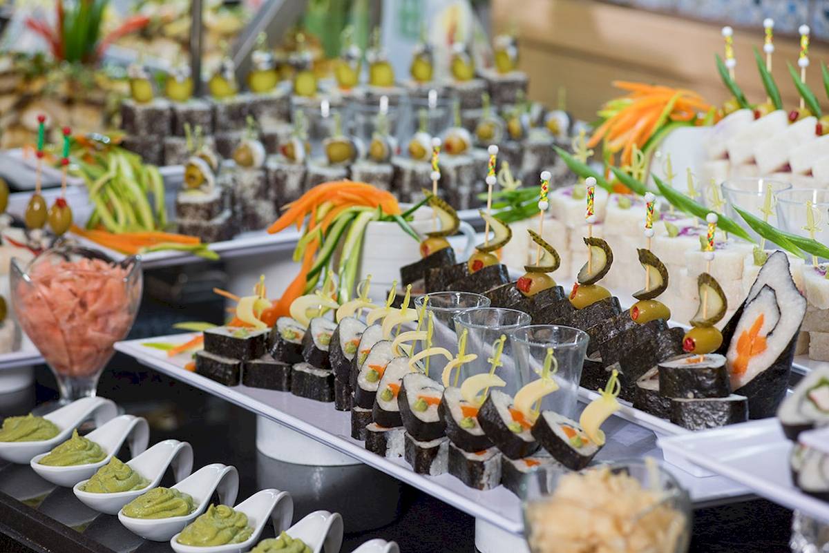 Buffet mit verschiedenen Sushi-Variationen und Happen im Novum Garden Side Hotel.