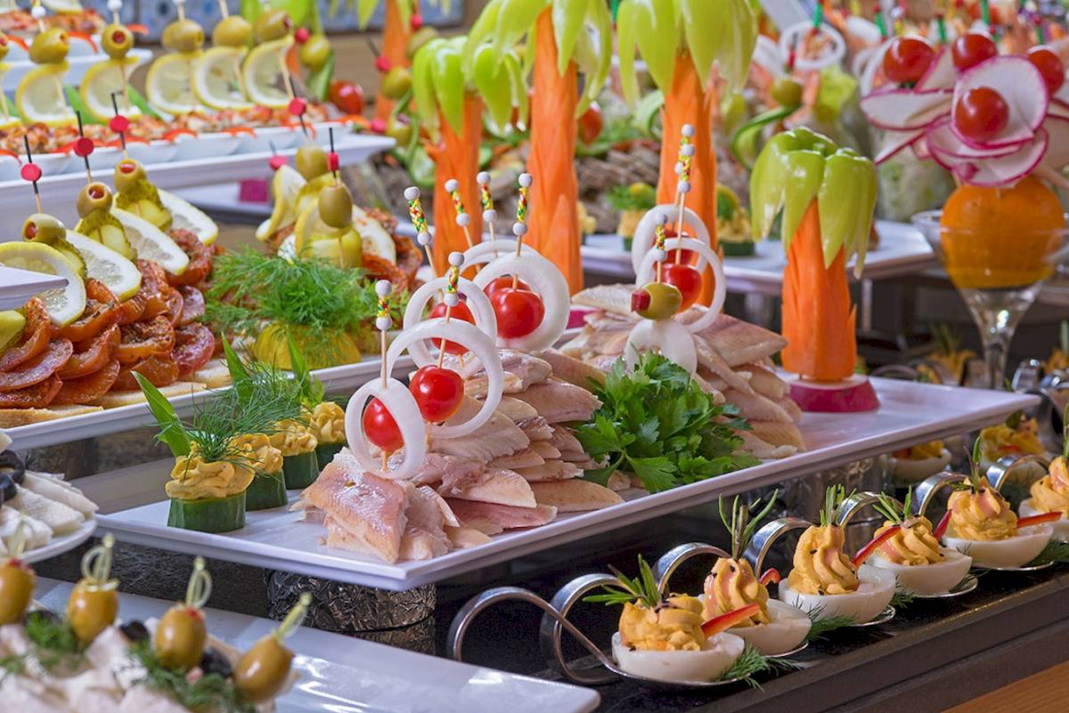 Buffetauswahl im Novum Garden Side Hotel mit verschiedenen Vorspeisen und Snacks.