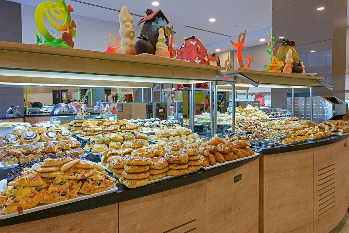 Buffetauswahl im Novum Garden Side Hotel mit verschiedenen Gebäck und Desserts.