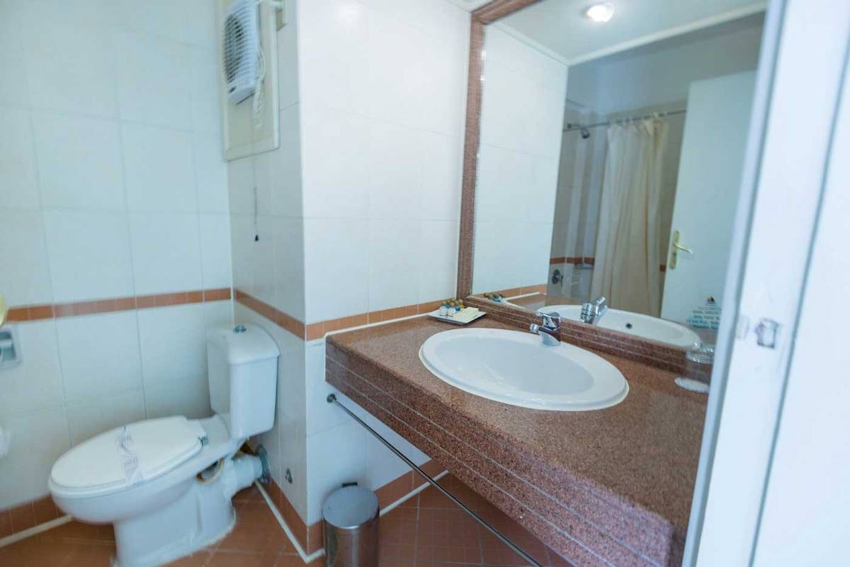 Badezimmer im Shams Safaga Resort mit Toilette, Waschbecken und Spiegel.