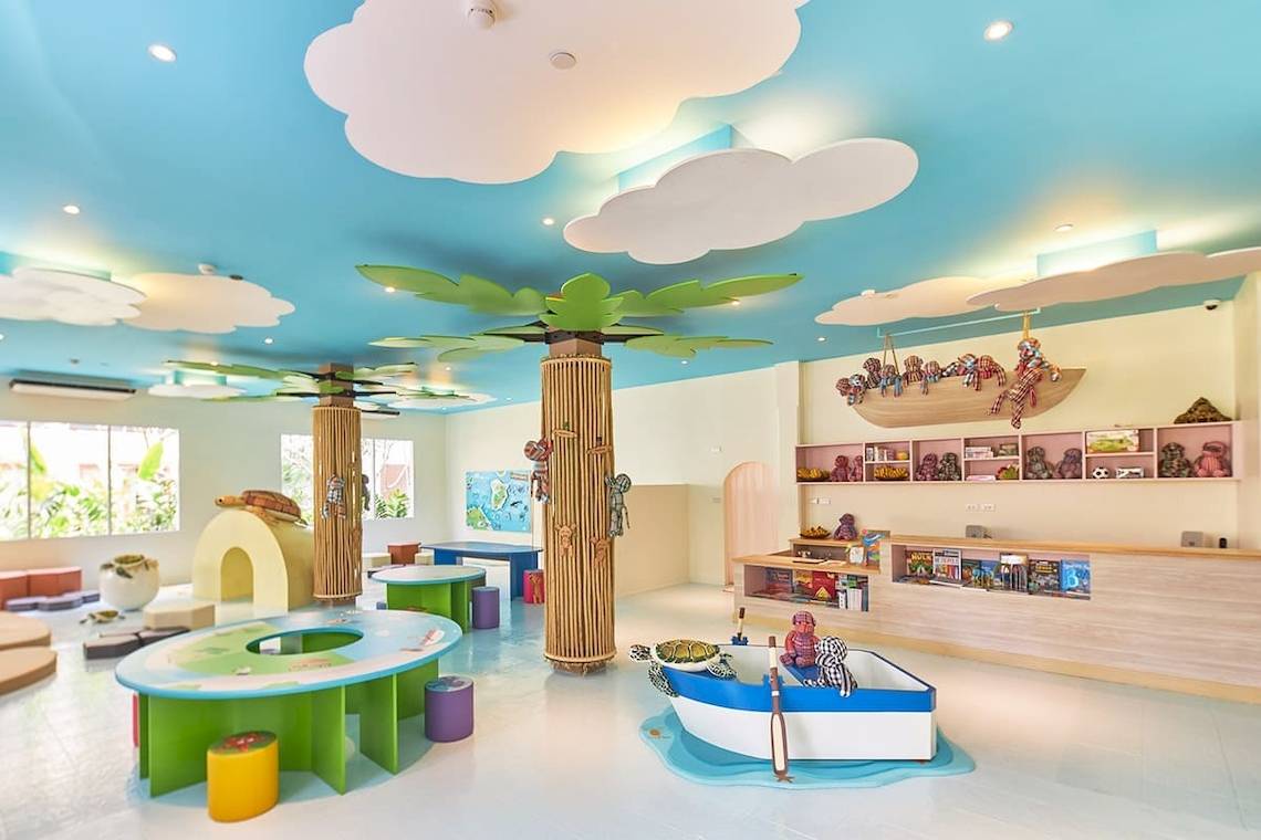 Kinderzimmer im Bandara Resort & Spa, Samui mit thematischen Elementen und bunten Möbeln.