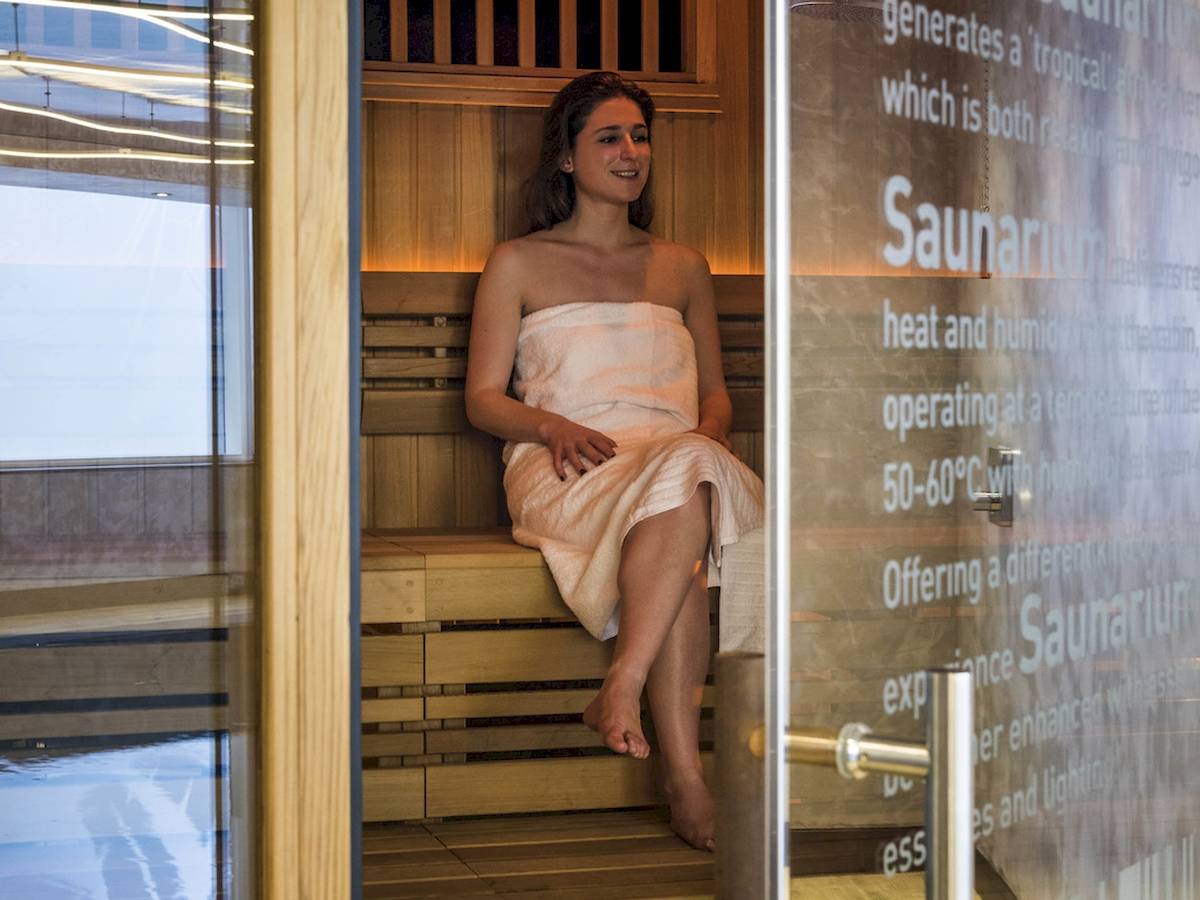 Frau in Sauna im Novotel London Canary Wharf