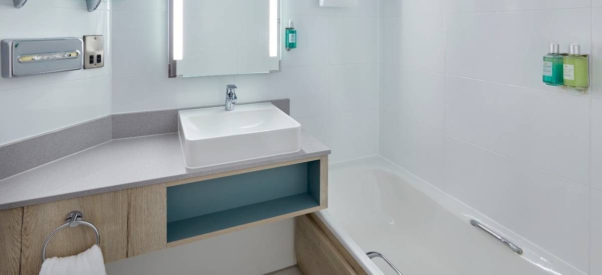 Badezimmer im Leonardo Hotel London Croydon mit Waschbecken und Badewanne