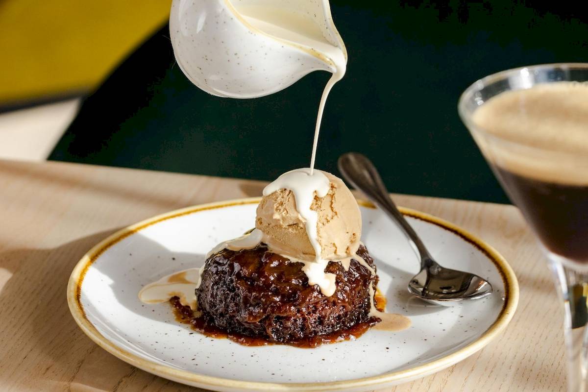Dessert auf einem Teller mit Eis und Sahne, serviert im Leonardo Hotel London Croydon.
