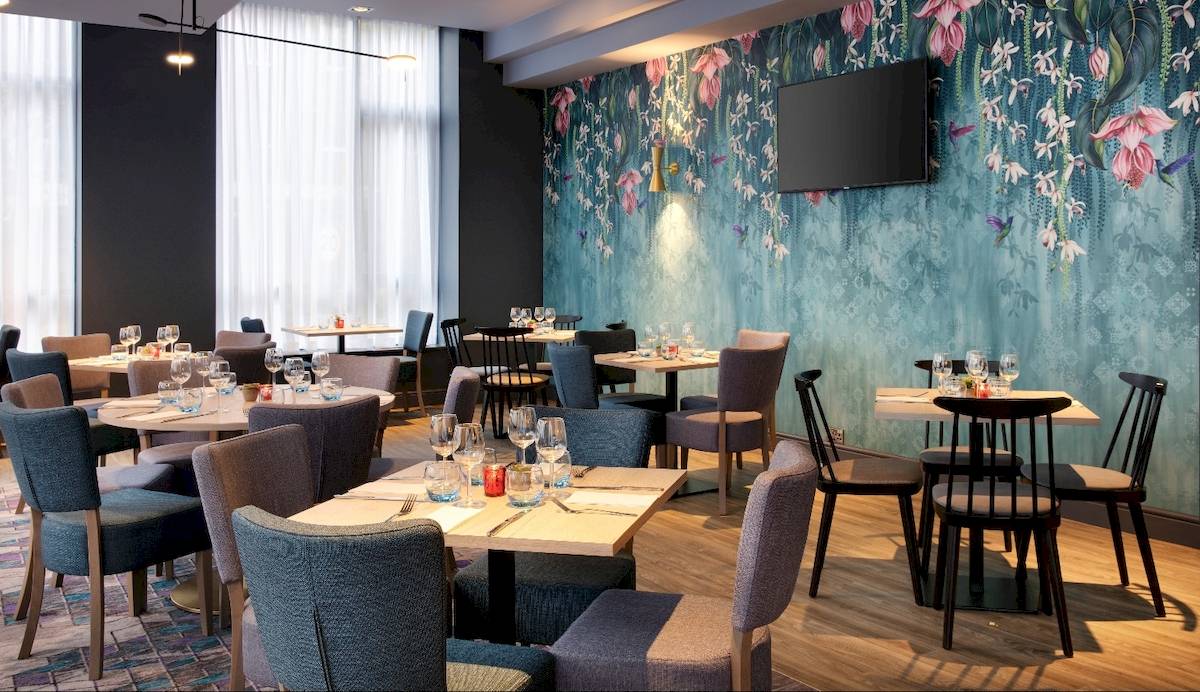 Restaurant im Leonardo Hotel London Croydon mit blauen Wänden und floralen Mustern.