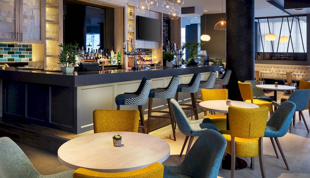 Innenansicht der Bar im Leonardo Hotel London Croydon mit Theke, Stühle und Tische.