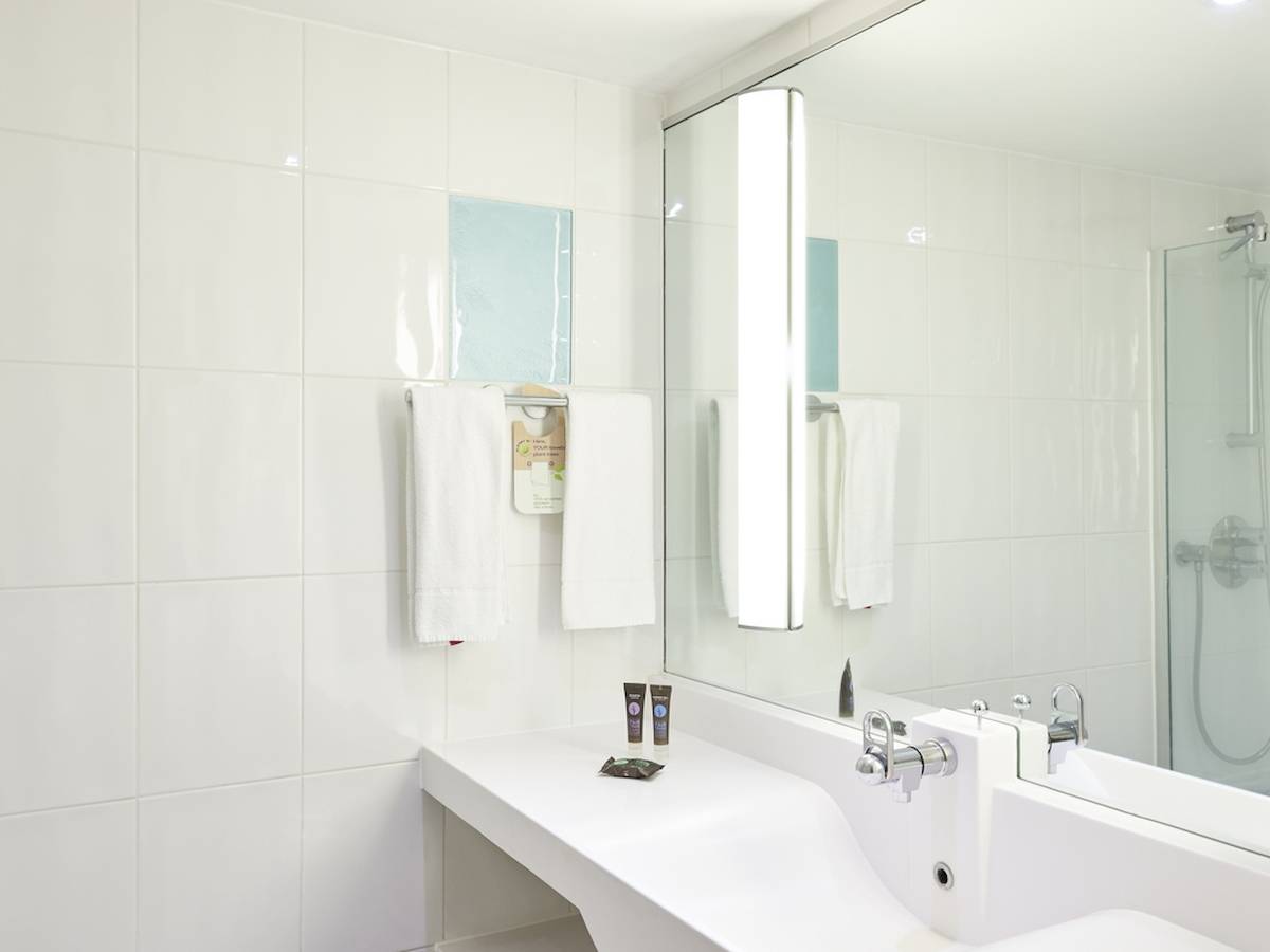 Novotel London West