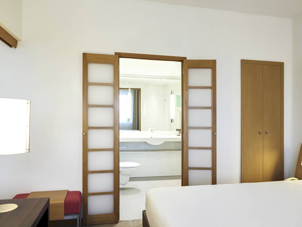 Novotel London West