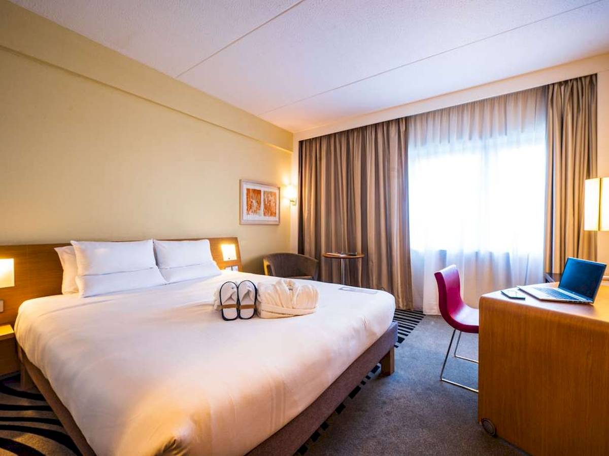 Novotel London West