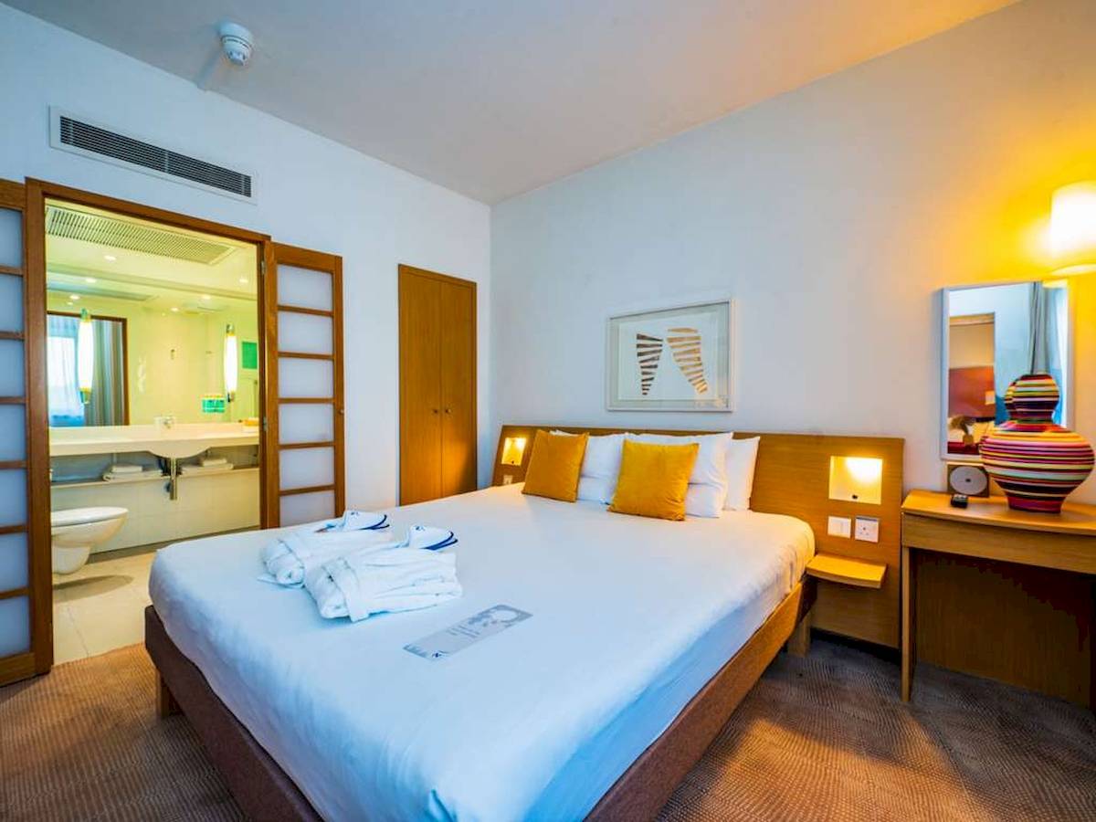 Novotel London West