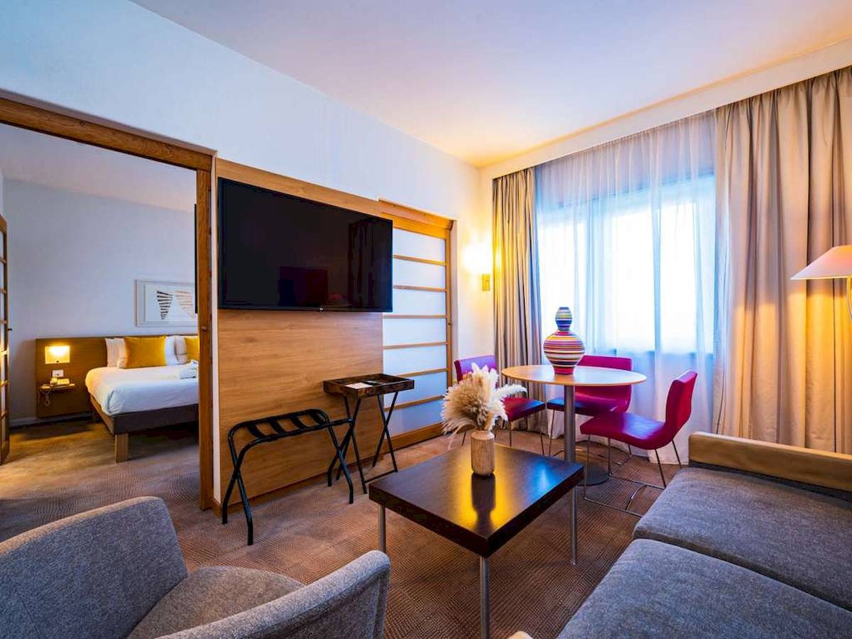 Novotel London West