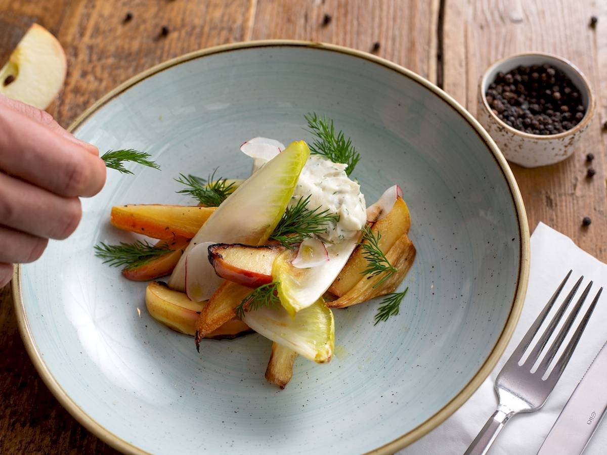 Ein Teller mit gegrilltem Birnensalat im Novotel London West.
