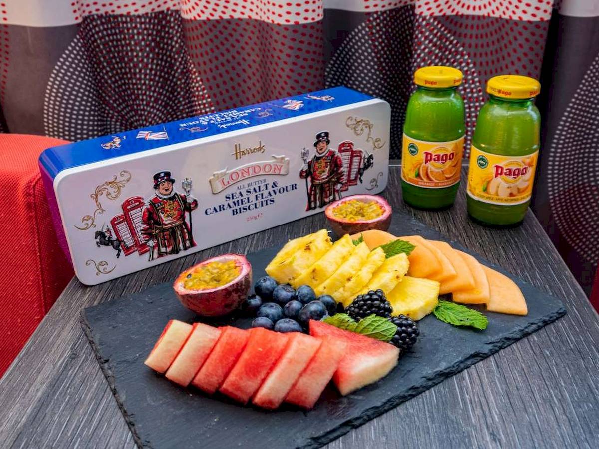 Obstplatte mit Hartmann Gebaecken und Pago Getraenke auf dem Tisch im Novotel London West