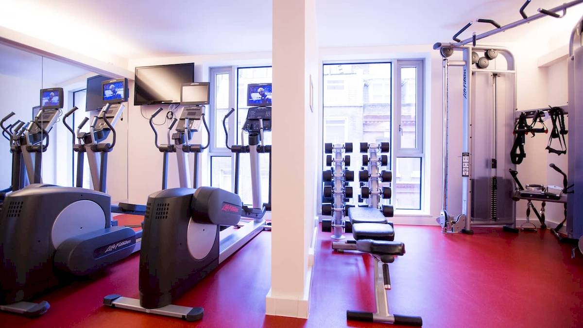 Fitnessstudio im DoubleTree by Hilton Tower of London mit Laufbändern und anderen Geräten.