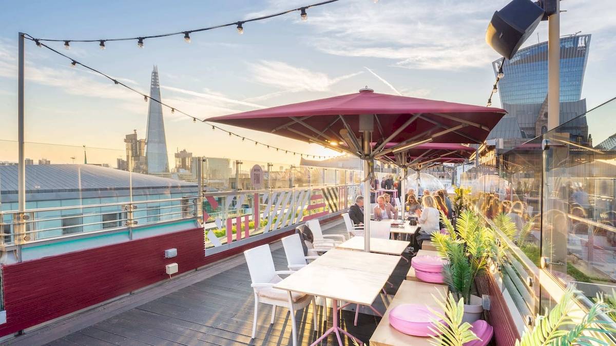 Dachterrasse des DoubleTree by Hilton Tower of London mit Tischen und Sonnenschirmen