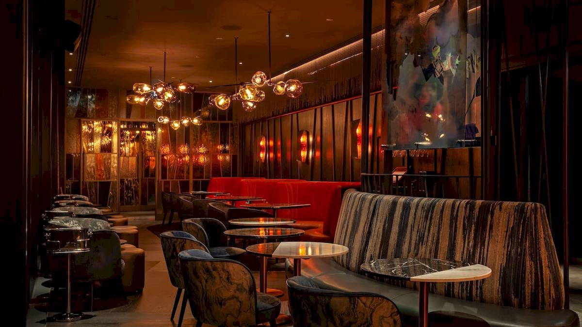 Innenansicht des Restaurants im DoubleTree by Hilton Tower of London mit modernen Möbeln und warmer Beleuchtung.