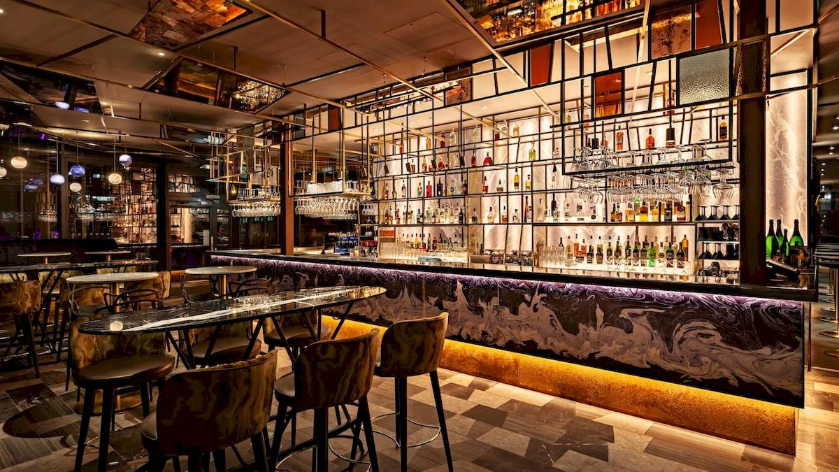 Bar im DoubleTree by Hilton Tower of London mit vielen Flaschen und Gläsern