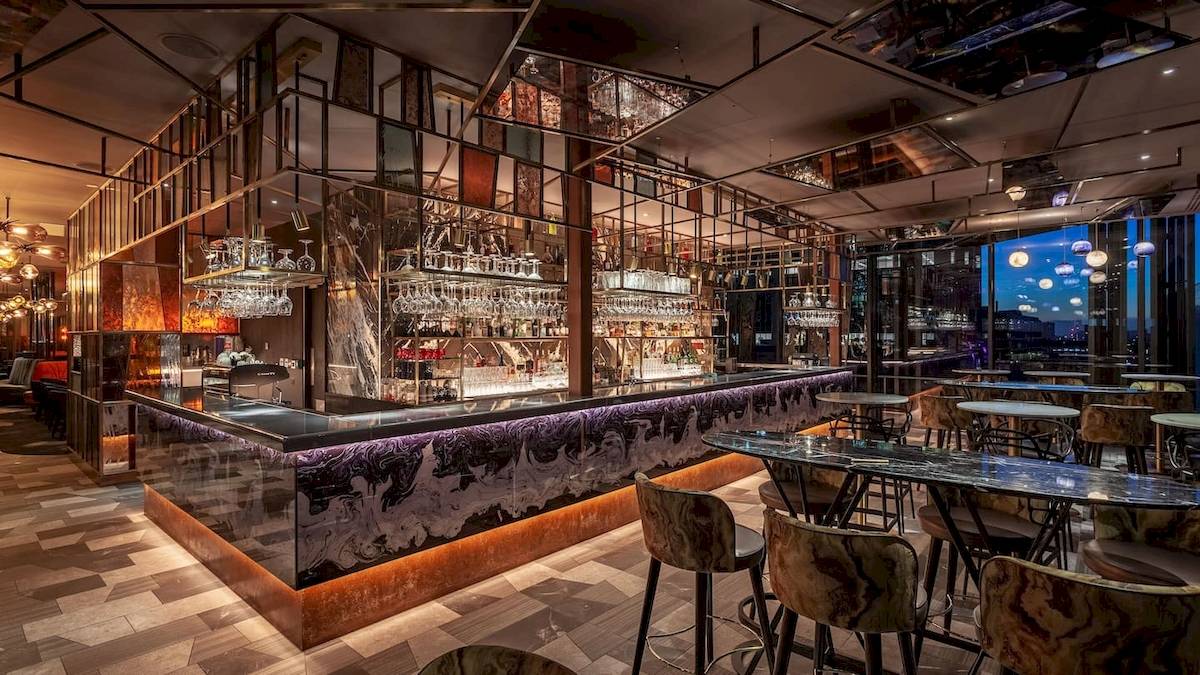 Bar im DoubleTree by Hilton Tower of London mit Marmortheke und Glaselementen.