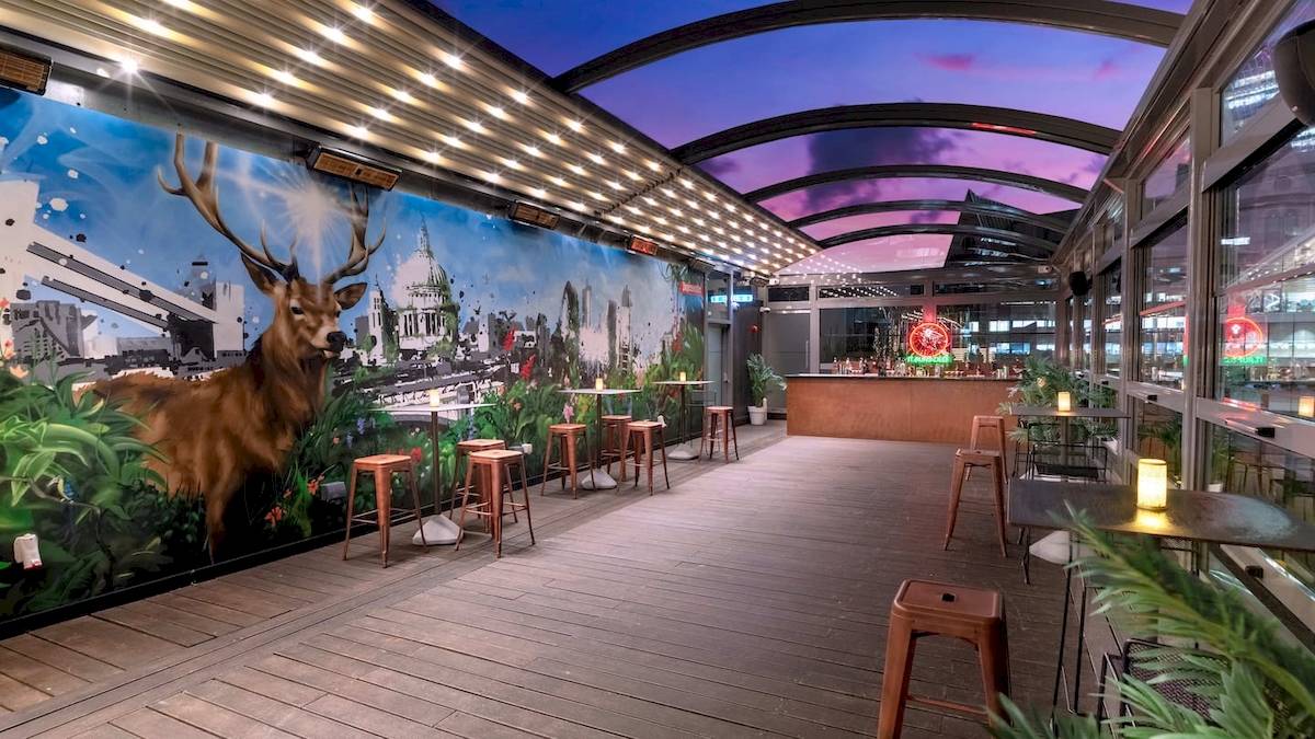 Innenbereich des DoubleTree by Hilton Tower of London mit hölzernem Boden, Stühlen und einer großen Wandmalerei