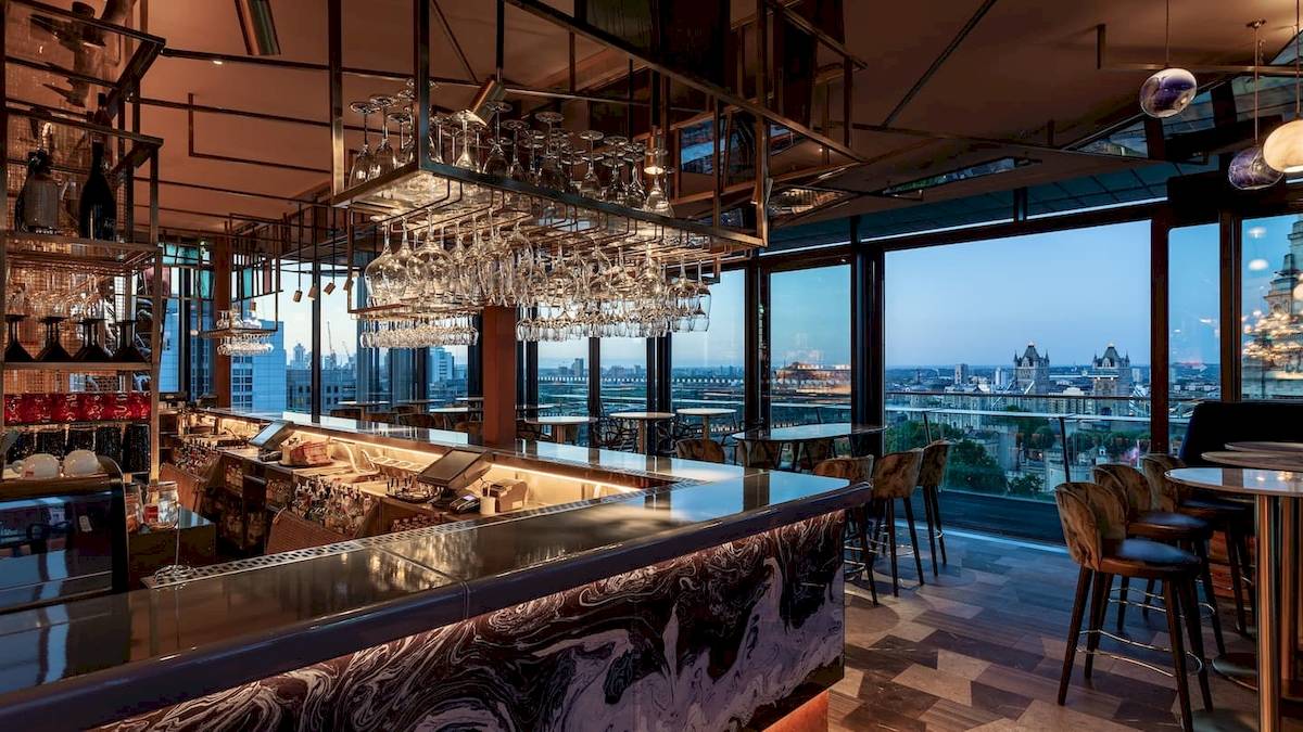 Bar im DoubleTree by Hilton Tower of London mit Blick auf die Stadt