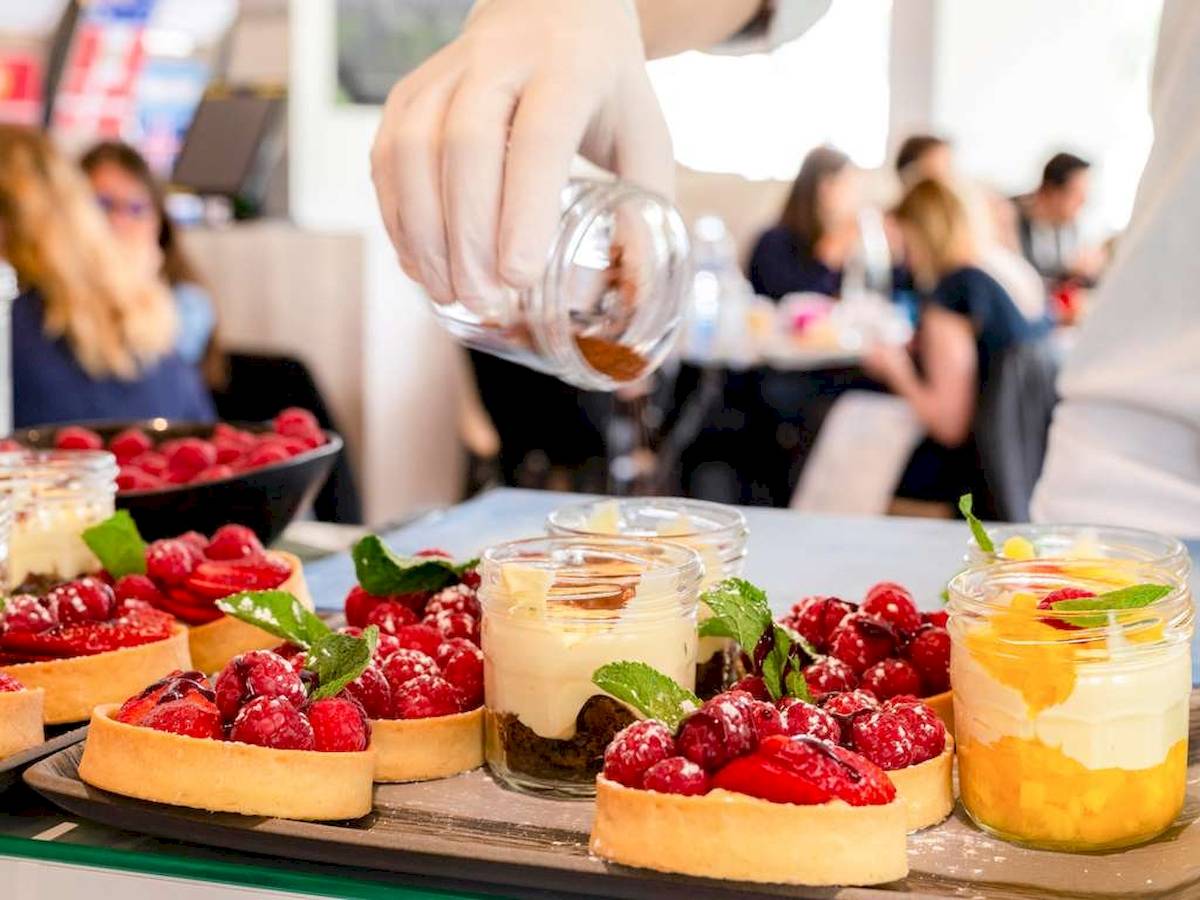 Novotel Paris Centre Bercy - Nachtisch-Buffet mit verschiedenen Desserts und Früchten auf einem Tablett.