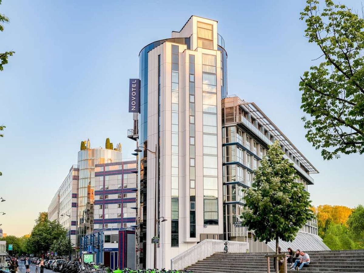 Außenansicht des Novotel Paris Centre Bercy Hotels mit mehreren Stockwerken und moderner Architektur.