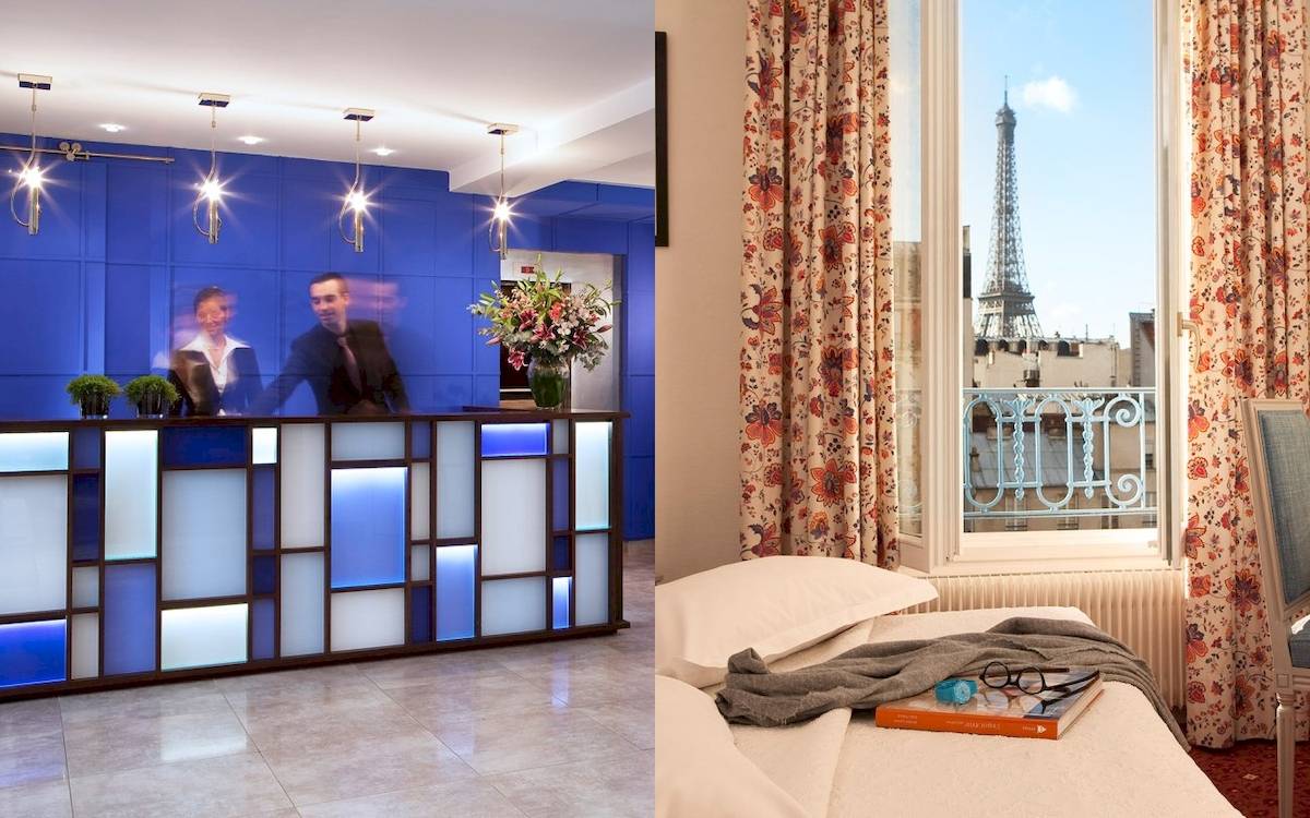 Hoteleingang mit blauen Wand und Rezeptionsbereich, Eiffelturm im Hintergrund.