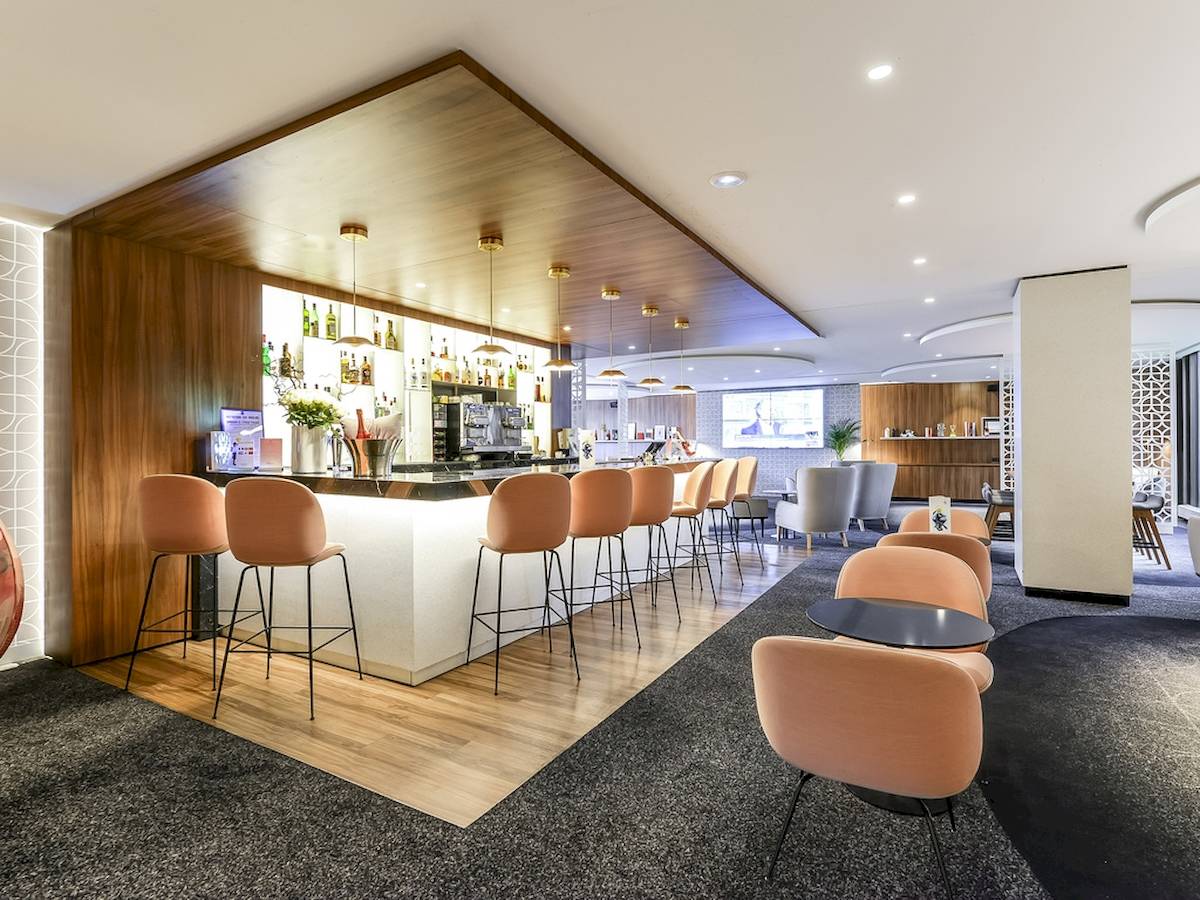 Innenansicht der Bar im Novotel Paris Tour Eiffel mit Barhockern und Theke