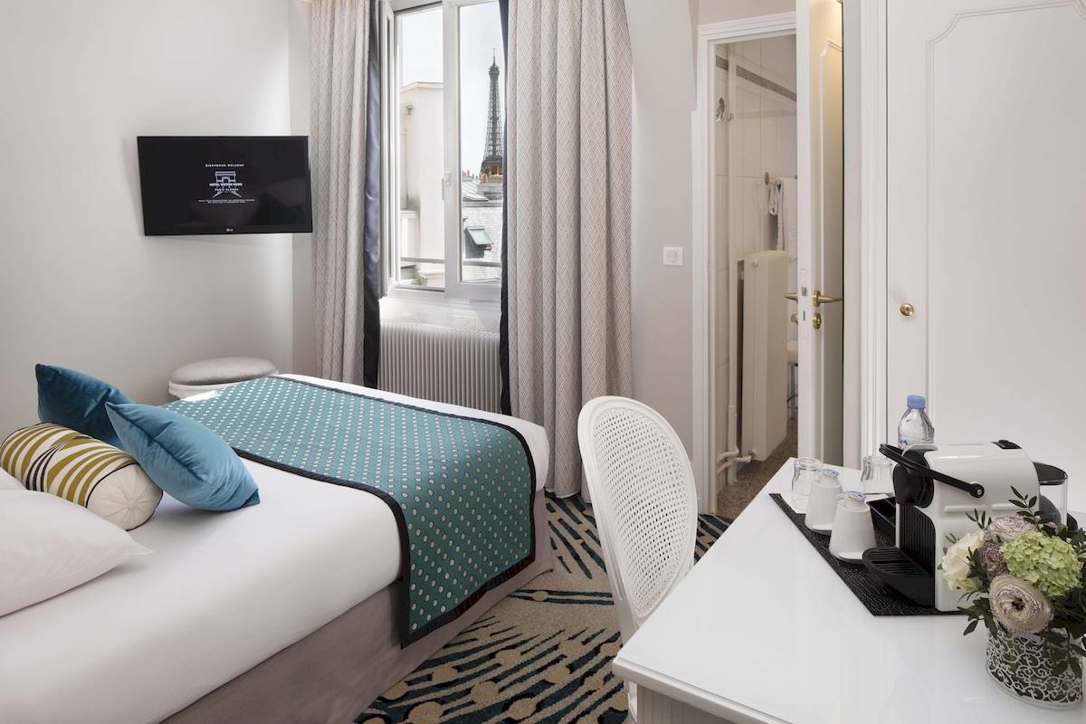 Zimmer im Victor Hugo Paris Kléber Hotel mit Blick auf die Eiffelturm