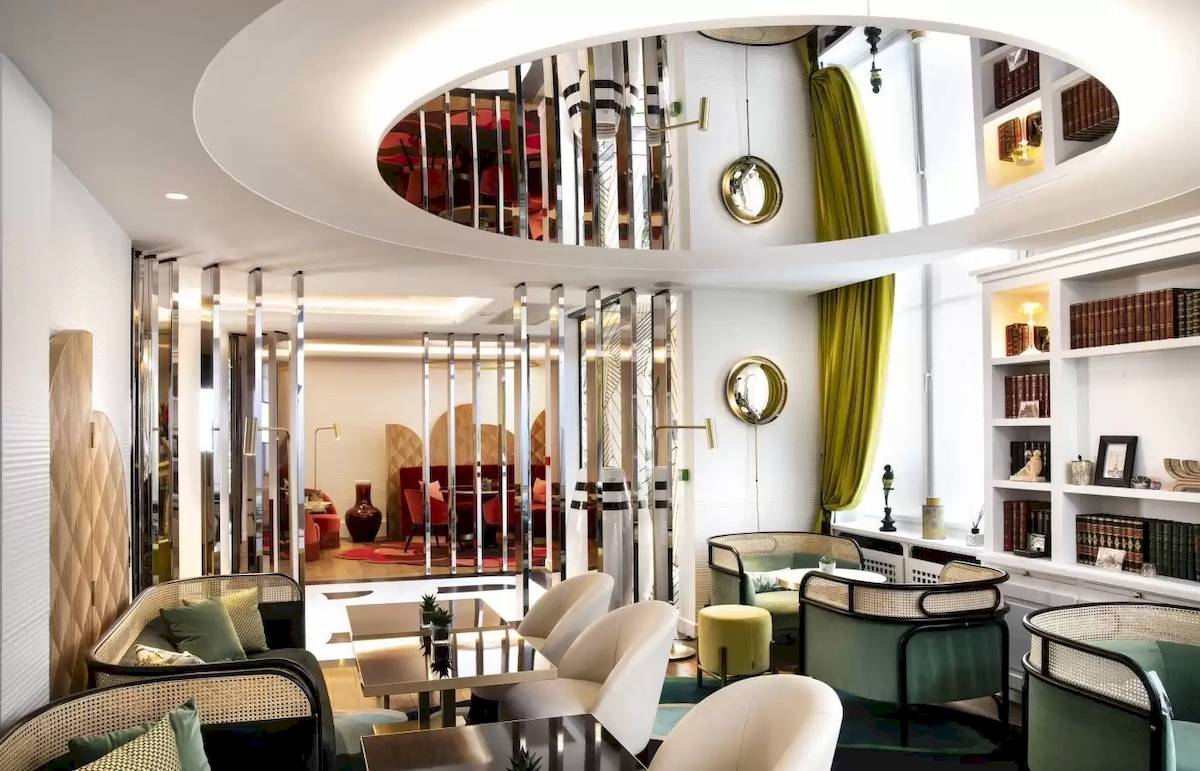 Innenansicht der Lobby im Victor Hugo Paris Kléber Hotel mit modernen Möbeln und Dekor.