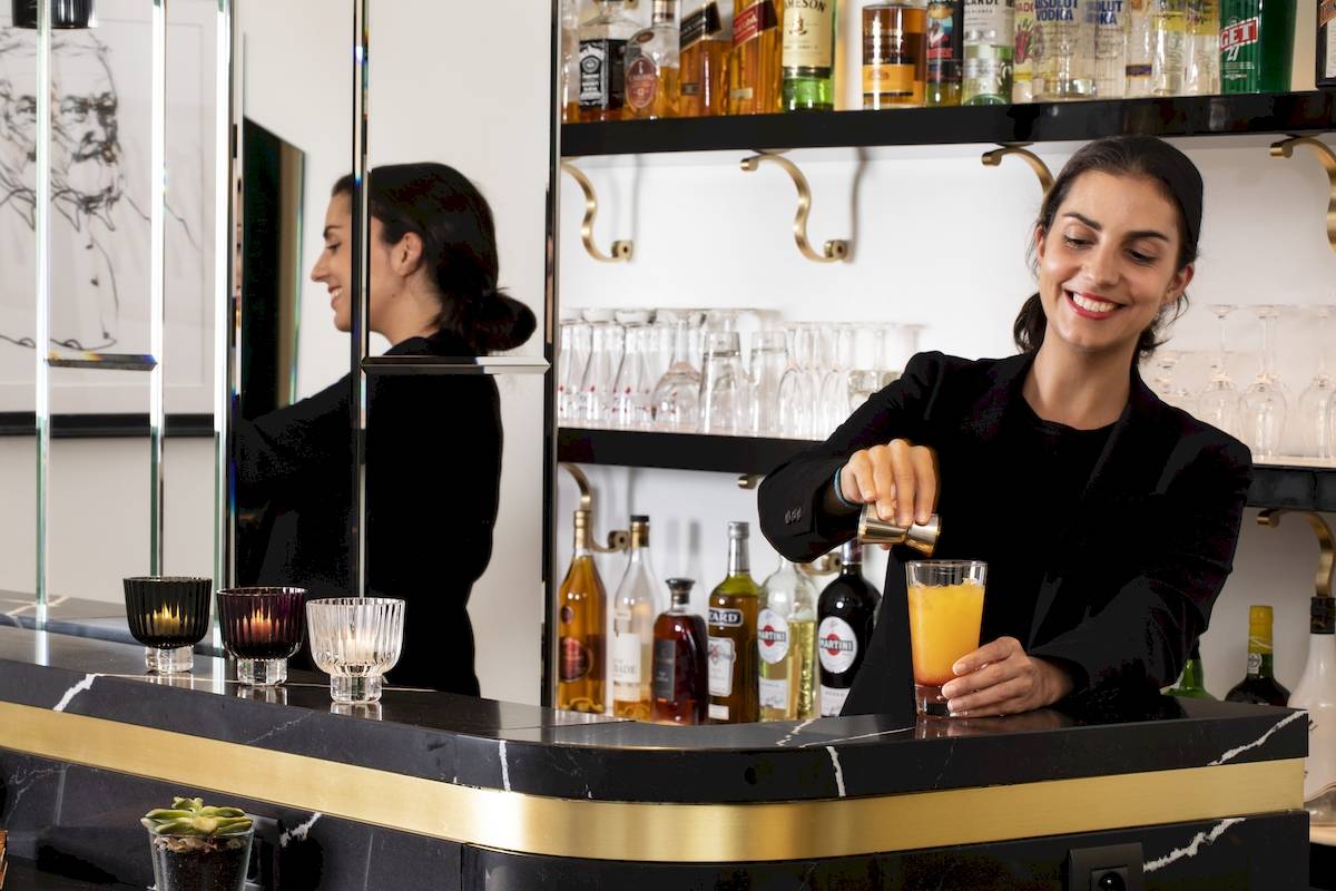 Barkeeper im Victor Hugo Paris Kléber serviert einen Cocktail.