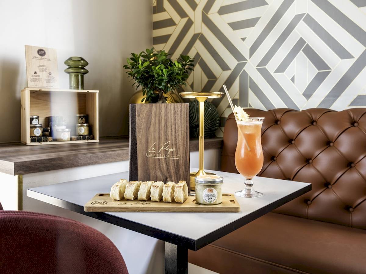 Bartisch im Mercure Paris Bercy Bibliothèque mit Getränken und Brot
