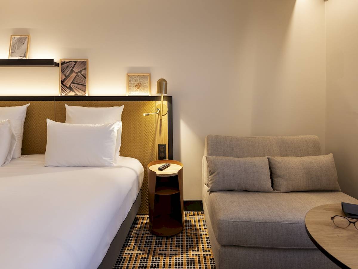 Hotelzimmer im Mercure Paris Bercy Bibliothèque mit Bett, Sofa und Nachttisch