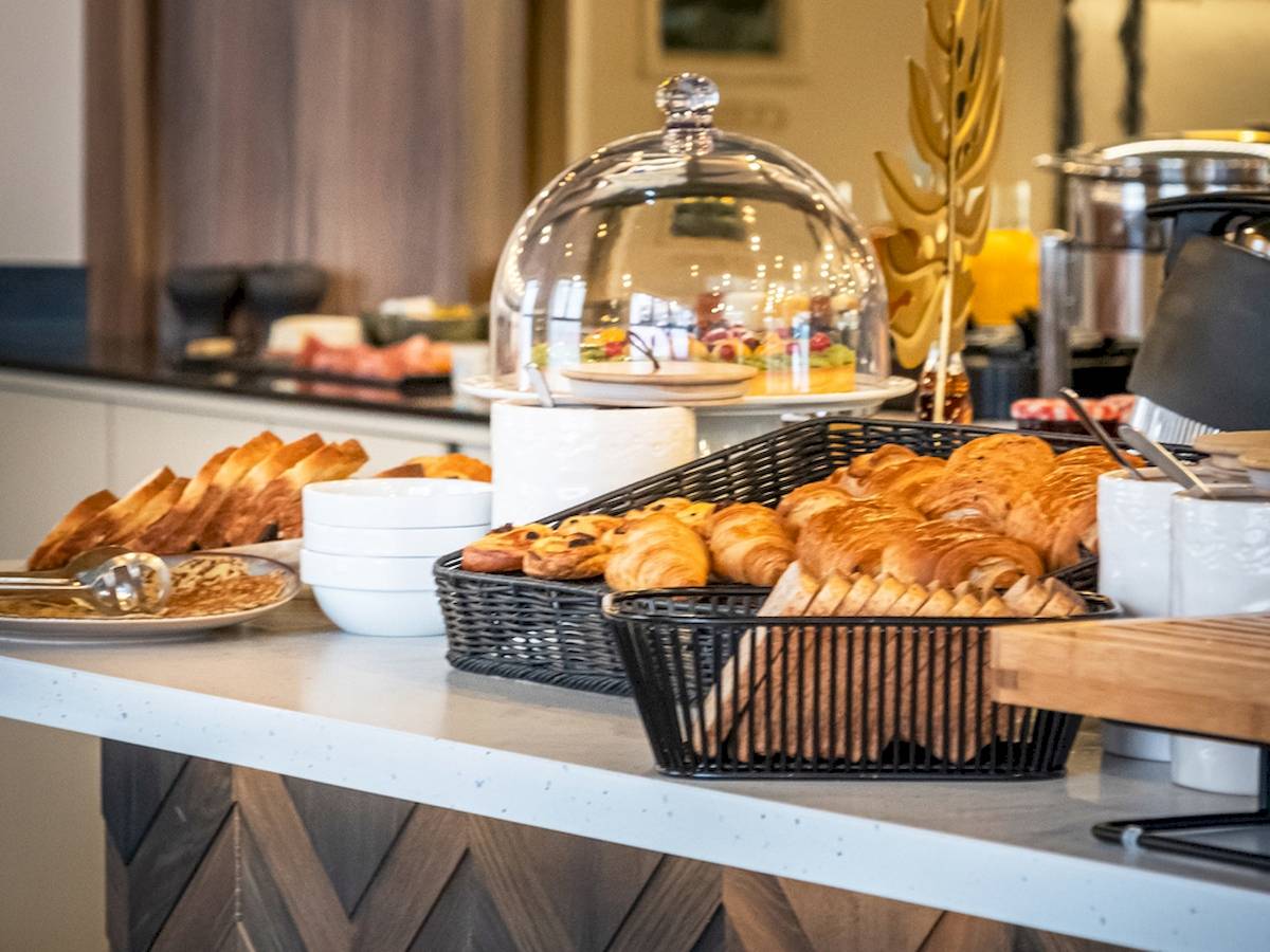 Frühstücksbuffet im Mercure Paris Bercy Bibliothèque mit Brötchen, Toast und Kaffee