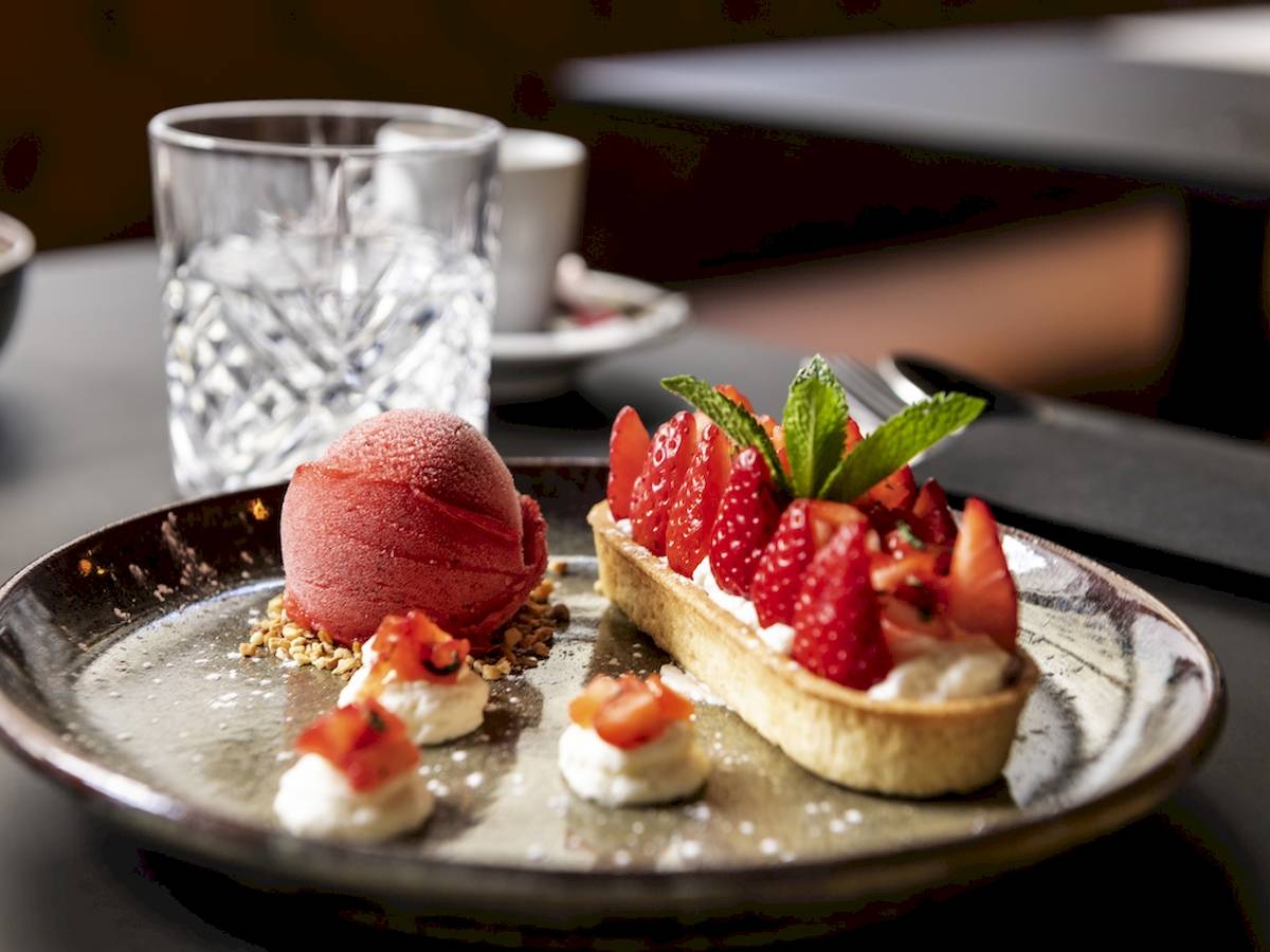 Dessertteller mit Erdbeeren und Sorbet im Mercure Paris Bercy Bibliothèque