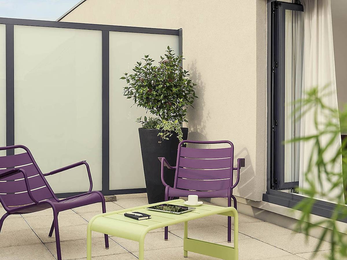 Terrasse mit Möbeln und Pflanzen im Mercure Paris Bercy Bibliothèque Hotel.