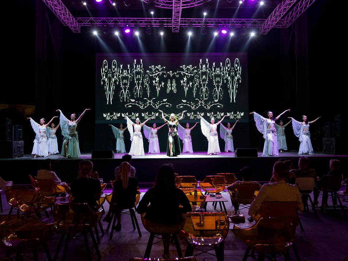 Bühnenshow mit Tänzerinnen im Titanic Mardan Palace Hotel.