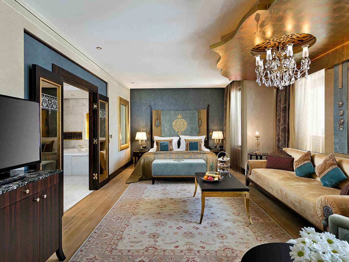 Hotelsuite Zimmer mit Bett, Sofa und Kristallleuchter im Titanic Mardan Palace.