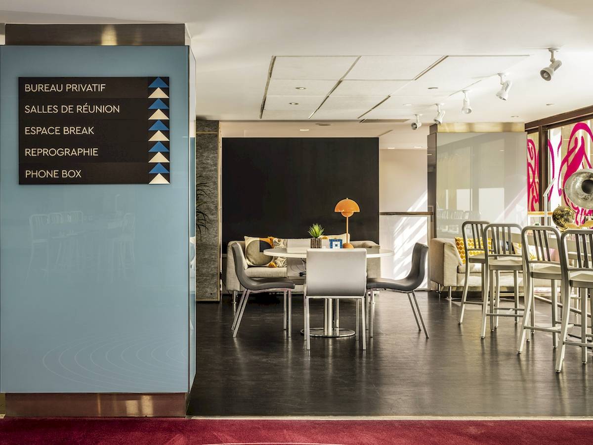 Innenbereich des Mercure Paris Centre Tour Eiffel Hotels mit modernem Design und eingerichteten Bereichen.