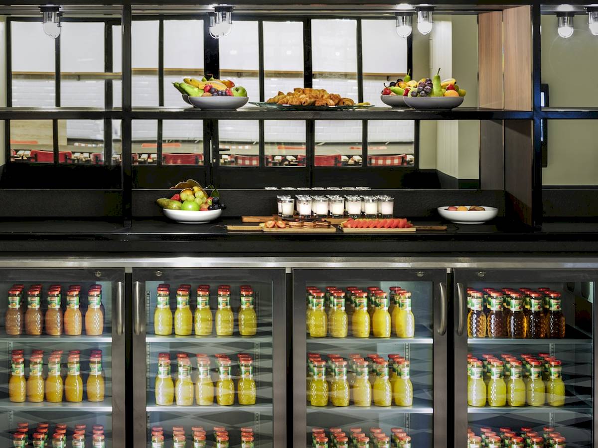 Frühstücksbuffet im Mercure Paris Centre Tour Eiffel Hotel mit verschiedenen Obstsorten und Getränken.