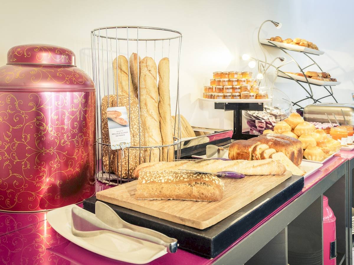 Frühstücksbuffet des Mercure Paris Centre Tour Eiffel mit Brot, Gebäck und Marmeladen.