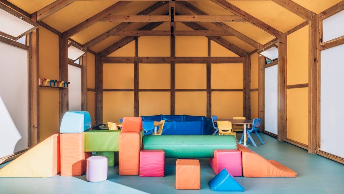 Spielzimmer im Iberostar Waves Pinos Park mit bunten Bausteinen und Tischen.