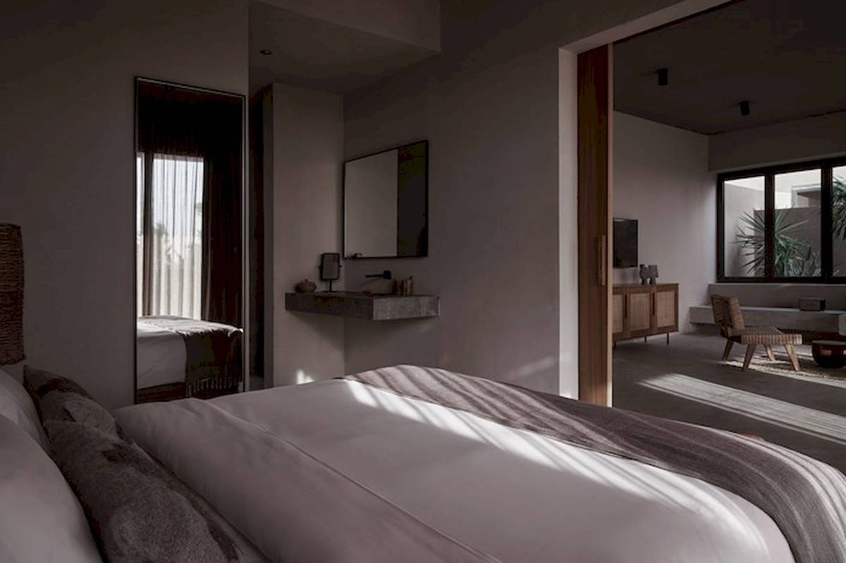 Schlafzimmer im Casa Cook El Gouna Hotel mit Bett, Spiegel und offenem Badezimmer