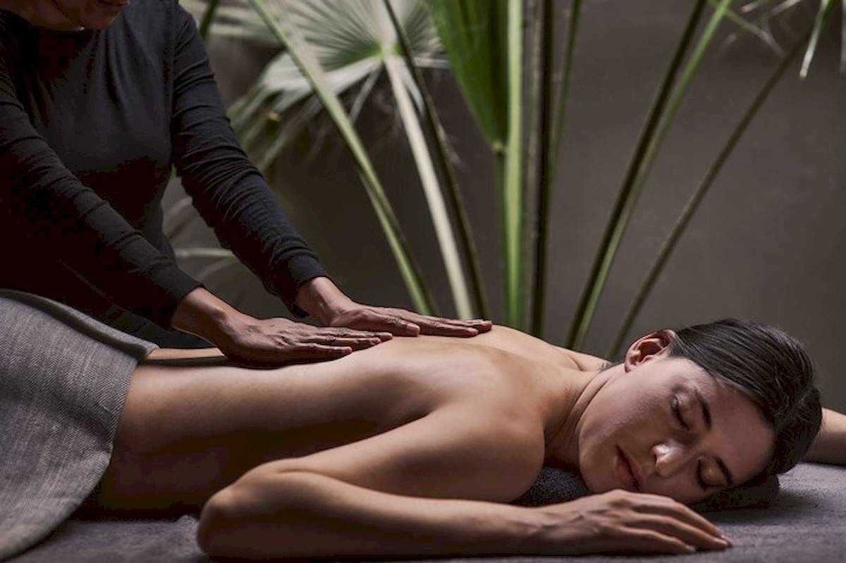 Eine Frau genießt eine Massage im Hotel Casa Cook El Gouna.