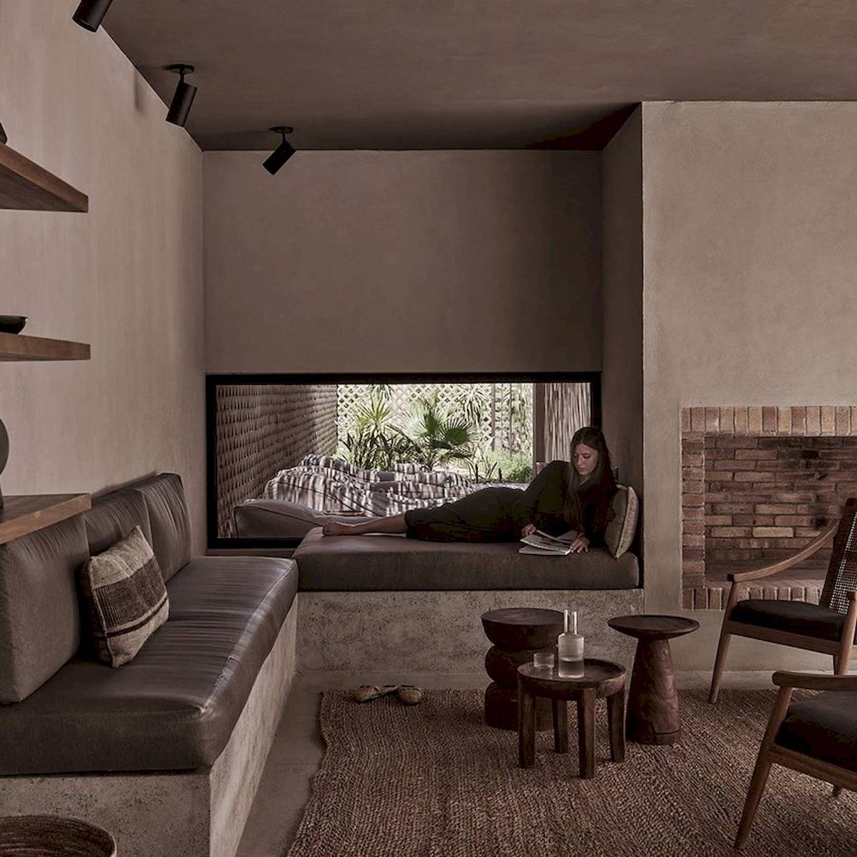 Innenraum-Lounge-Bereich im Casa Cook El Gouna Hotel mit Frau, die ein Buch liest.